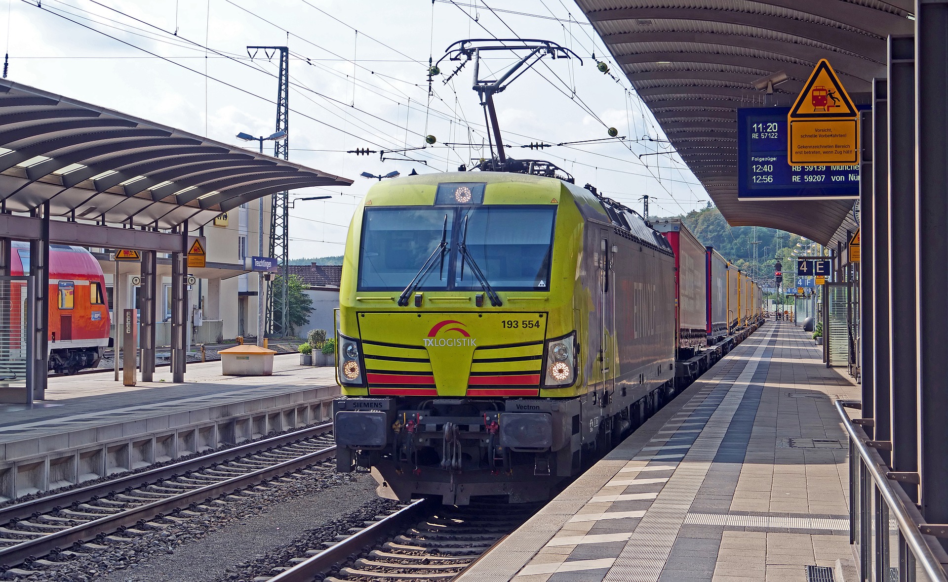 modern-freight-train-3650760_1920.jpg