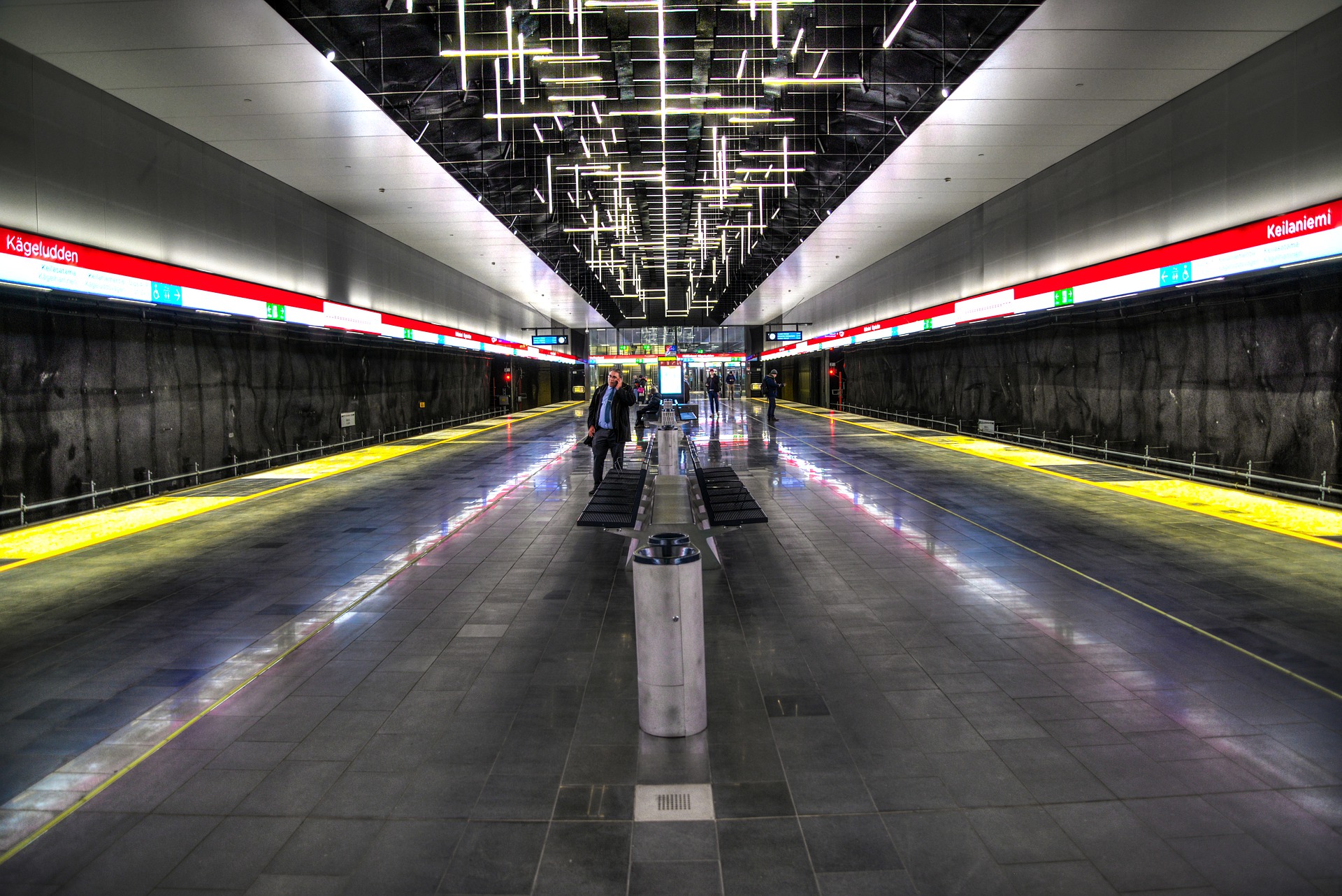 metro-3086772_1920.jpg